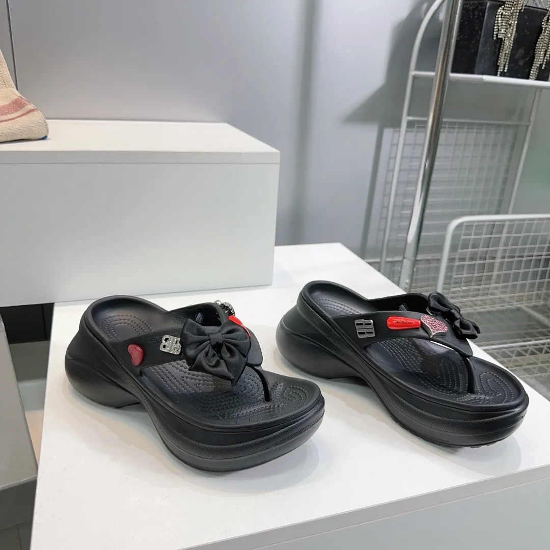 👟👟Ex-factory price 440👟👟 Top quality🔥Balenciaga 25 spring and summer latest thick-soled rubber jelly shoes flip-flops! 25 new spring dark horse items, fashion bloggers at home and abroad have put on foot shows, popular on social platforms at home and abroad, fashionistas must buy, various Parisian elements hardware buckle DIY, highly brand recognition All hardware is re-engraved and made with heavy gold molds Ingenious craftsmanship, accurately restoring every detail Original open-mold EVA rubber and plastic one-piece outsole Super light on the foot, a proper height-increasing artifact with an outsole height of 6cm Original full set of packaging Code number: 35-42 (40, 41, 42 are non-refundable) with original packaging